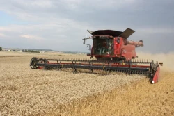 W roli głównej Axial Flow 8250