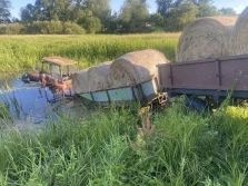 Druhowie z OSP to nawet ciągnik ze stawu wyciągną