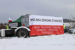 Rolnicy protestują na granicy razem z przewoźnikami