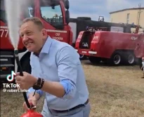 Minister Telus świętował ze strażakami - film z gaśnicą podbija Internet