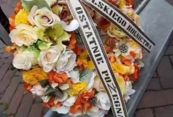 Wieniec nagrobny przy bramie Sejmu - w południe rozmowy z Prezydentem RP