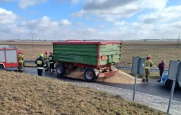 Rozsypane zboże na rondzie w centrum Polski
