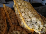 Sprzedam ziemniaki w rozmiarze sadzeniaka. Odmiany soraya . Ilość ok 6 ton . Spakowane w worki po 15 kg na paletach . 