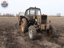 Pościg za traktorem bez tablic rejestracyjnych. 68-latek chciał staranować radiowóz!